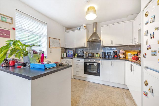 1 bed property, in Bycullah Road, £270,000