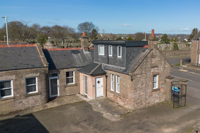 3 bed property, in Rosehill Road, £200,000