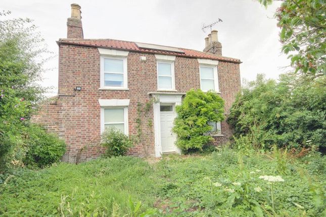 3 bed property, in Hutton Road, £425,000