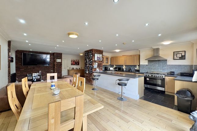 4 bed property, in Marsh Road, £280,000