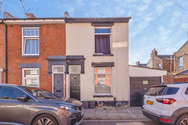 2 bed property, in Shanklin Road, £250,000