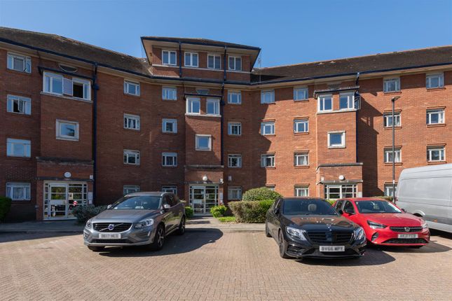 2 bed property, in Bourneside Crescent, £425,000