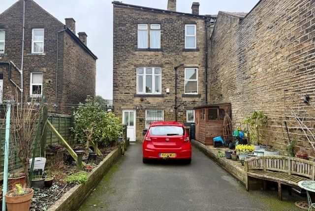 4 bed property, in Victoria Road, £250,000