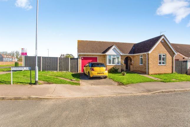 2 bed property, in Riverside Way, £240,000