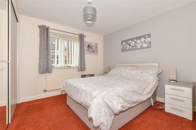 2 bed property, in Blackthorn Road, £170,000