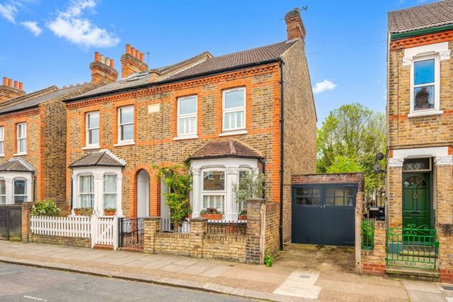 3 bed property, in Mill Plat Avenue, £815,000