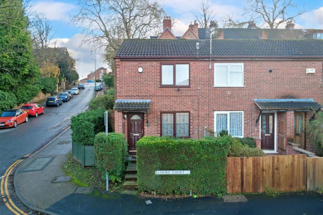 2 bed property, in Elmore Court, £165,000