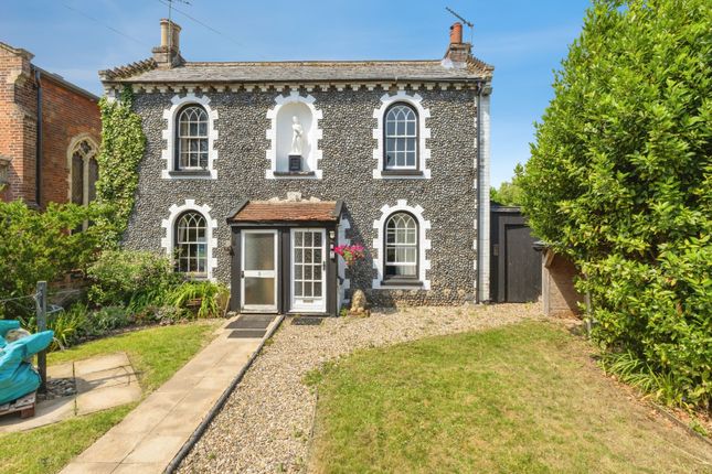 2 bed property, in Chapel Street, £240,000