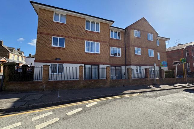 1 bed property, in Alexandra Road, £200,000