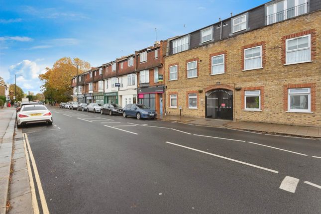 1 bed property, in Hampton Road, £300,000
