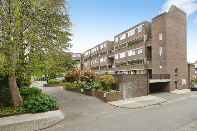 2 bed property, in Augustus Close, £395,000