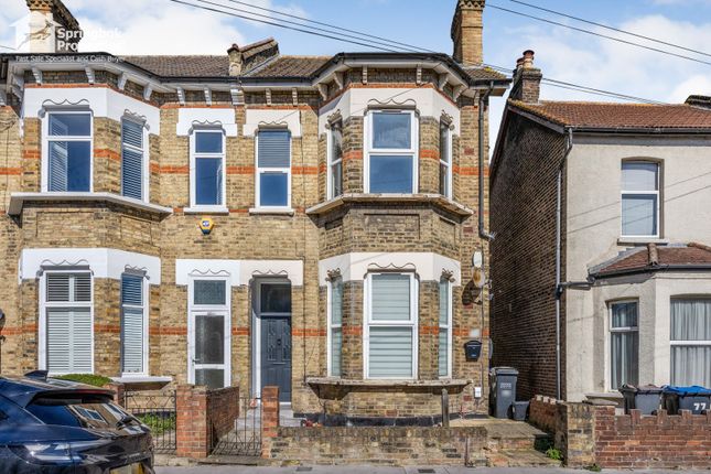 2 bed property, in Limes Road, £300,000