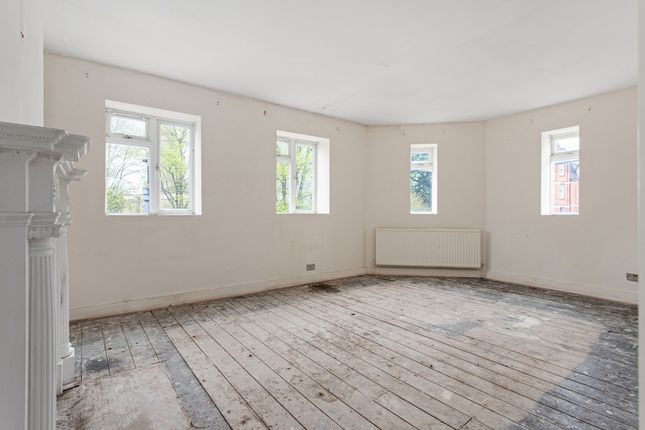 2 bed property, in Streatham High Road, £275,000