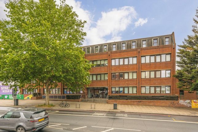 1 bed property, in Streatham High Road, £295,000
