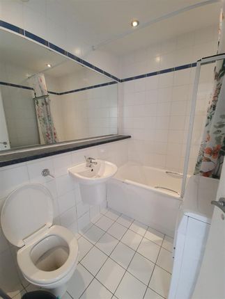 1 bed property, in Calderwood Street, £225,000
