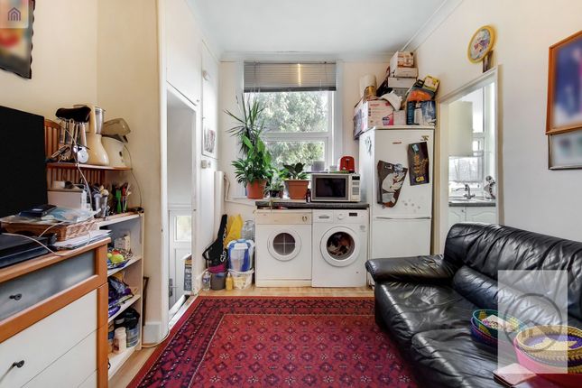 3 bed property, in Salterford Road, £450,000
