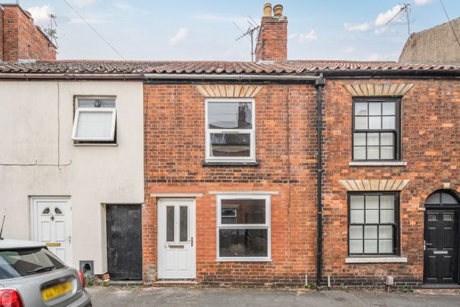 2 bed property, in Commercial Road, £65,000