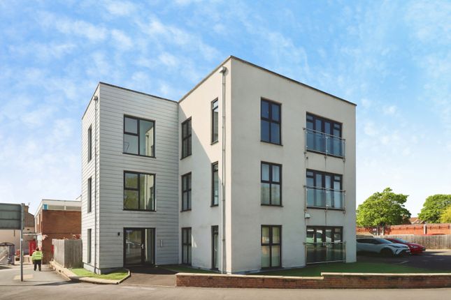 2 bed property, in Hanham Road, £230,000
