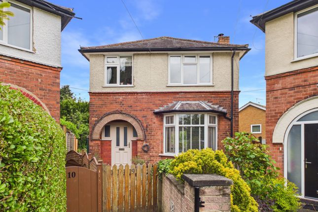 3 bed property, in Priory Crescent, £300,000
