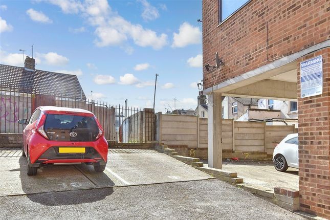 2 bed property, in Richmond Road, £80,000