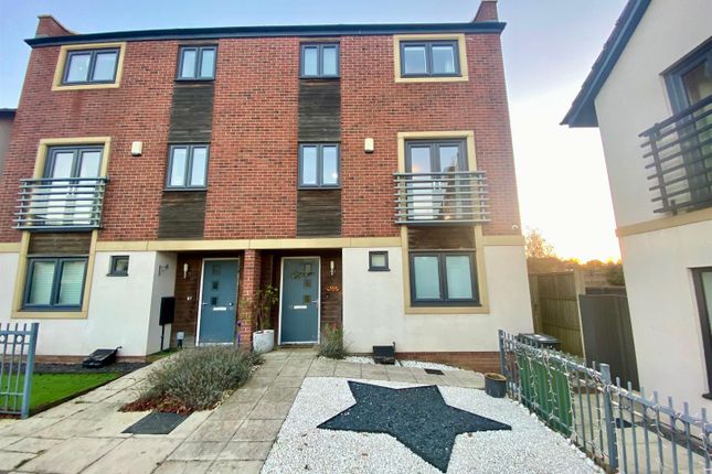 3 bed property, in Hawksbill Way, £330,000