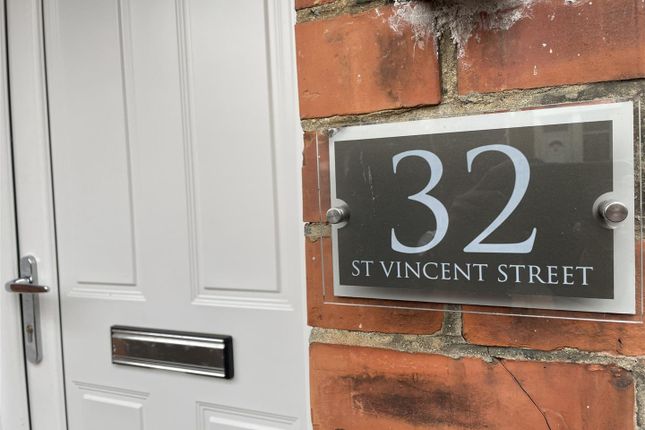 3 bed property, in St. Vincent Street, £120,000
