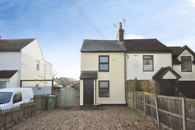 2 bed property, in Colchester Road, £250,000