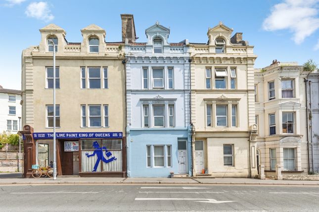1 bed property, in Queens Road, £100,000