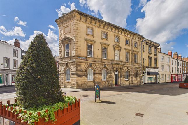3 bed property, in Commercial Road, £325,000