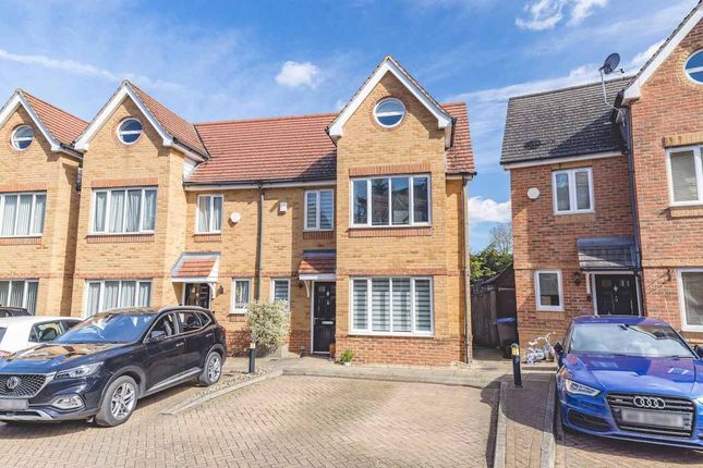 3 bed property, in Linden Close, £500,000
