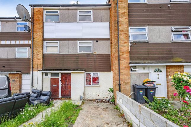 4 bed property, in Thrales Close, £280,000