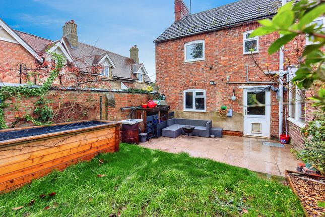 2 bed property, in Main Street, £250,000