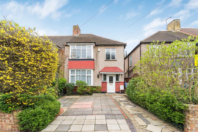 3 bed property, in St. Andrews Avenue, £685,000