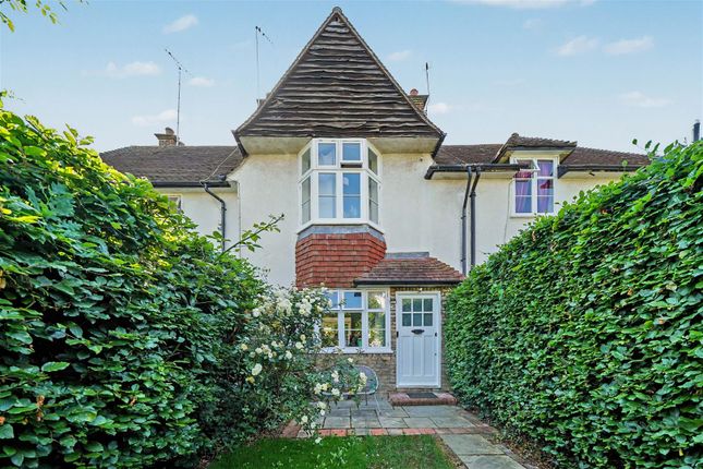 2 bed property, in Creswick Walk, £765,000