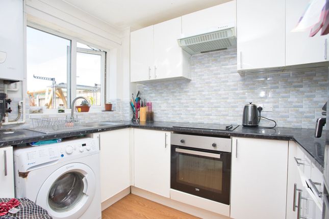 2 bed property, in Christchurch Way, £180,000