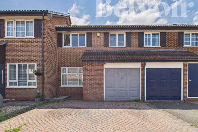 3 bed property, in Auklet Close, £390,000