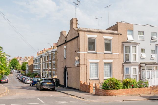 1 bed property, in West Cliff Road, £130,000