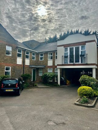 2 bed property, in Foxwood Green Close, £379,995