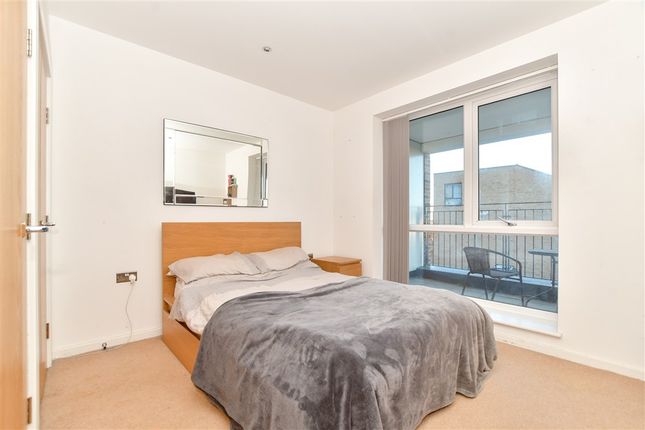 1 bed property, in Fulbourne Road, £350,000