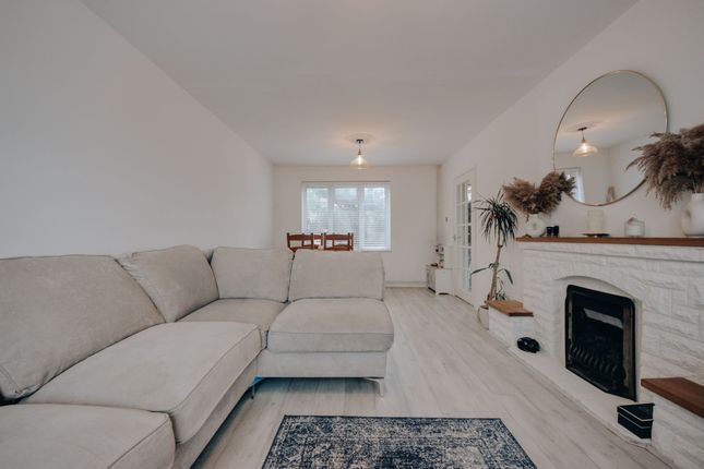 2 bed property, in Pasture Close, £450,000