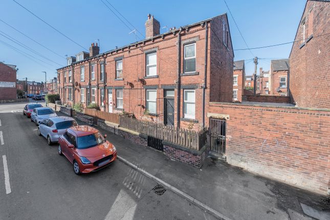 2 bed property, in Edinburgh Avenue, £130,000