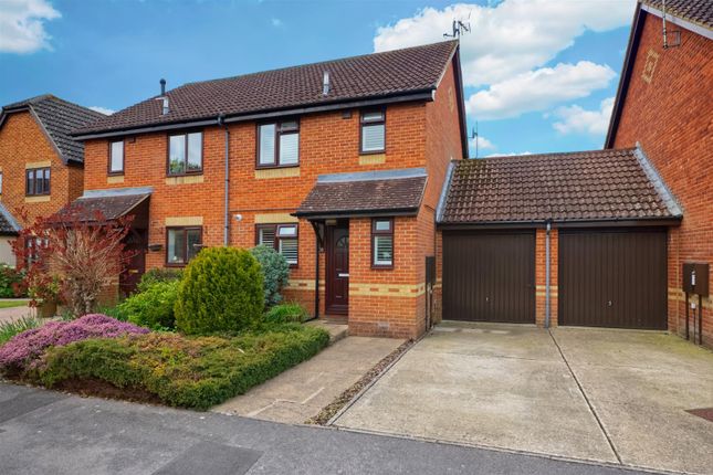 3 bed property, in Oak Tree Way, £500,000