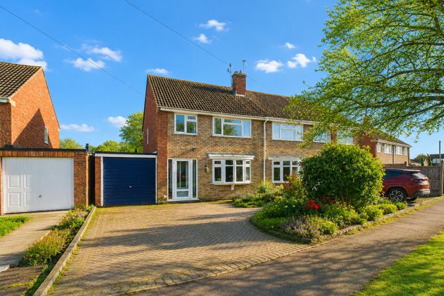 3 bed property, in Crown Meadow, £320,000