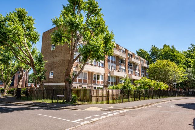 3 bed property, in Warwick Crescent, £170,000
