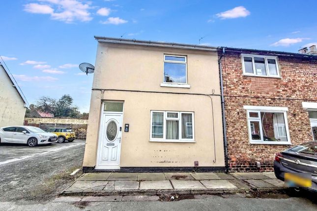 2 bed property, in Chapel Street, £115,000