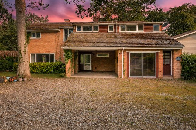 5 bed property, in Loves Wood, £825,000