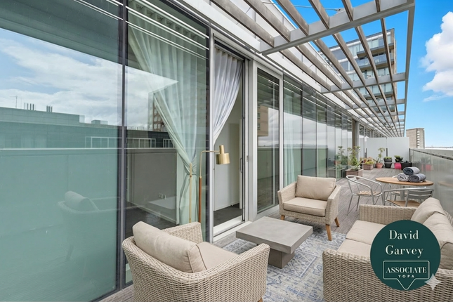 2 bed property, in Baltimore Wharf, £700,000