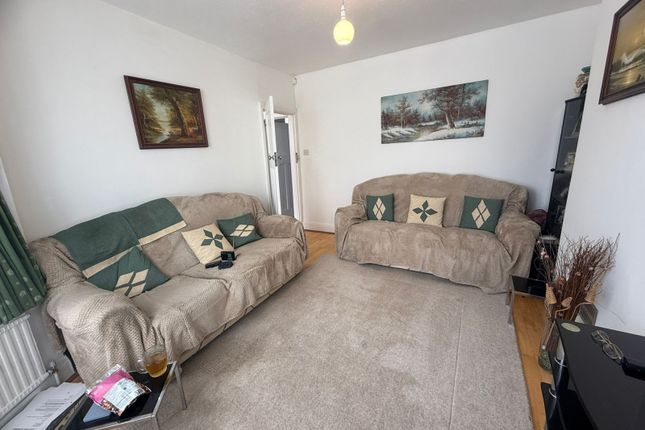 4 bed property, in Chestnut Grove, £600,000