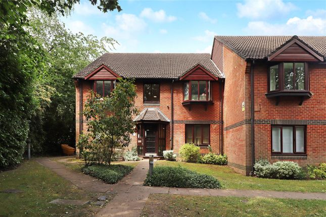 2 bed property, in Woking, £235,000