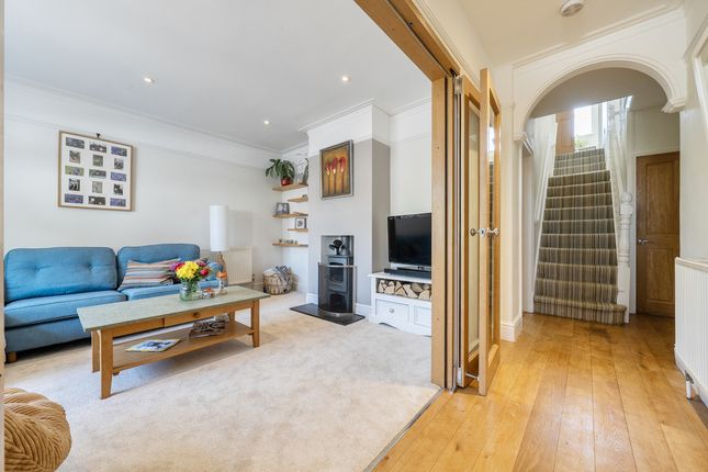 5 bed property, in Pinewood Hill, £850,000